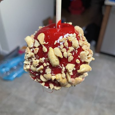 Candy Apple w/nuts 