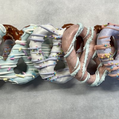 Regular Twisted Pretzels