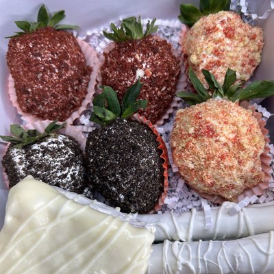 Treat Box (6 strawberries & 3 pretzels)