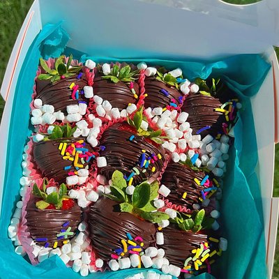Simple Chocolate Covered Strawberries 