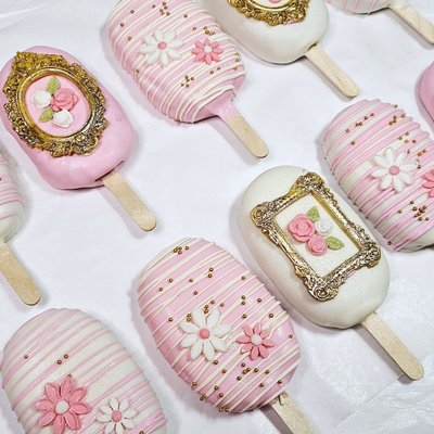 Cakesicles $15.00 per 1/2 dozen (6 Cakesicles)
