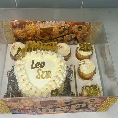 Bento Cake & 5 Or 6 Cupcakes