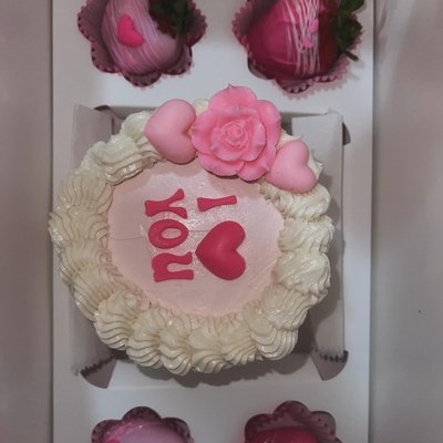 Chiquicake And 4 Matching Cupcakes
