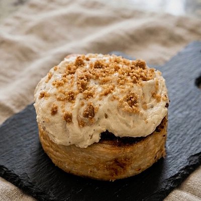 maple vanilla crumble cinnamon roll frosted w/maple cream cheese