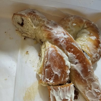 Jumbo Pretzel With Cinnamon Filling