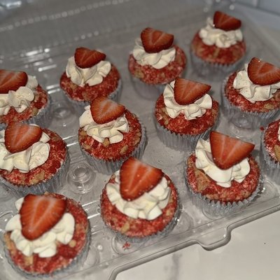 Strawberry Crunch Cupcakes 