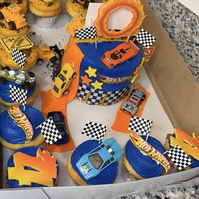 6” Bento Cake Box w/ 12 Cupcakes