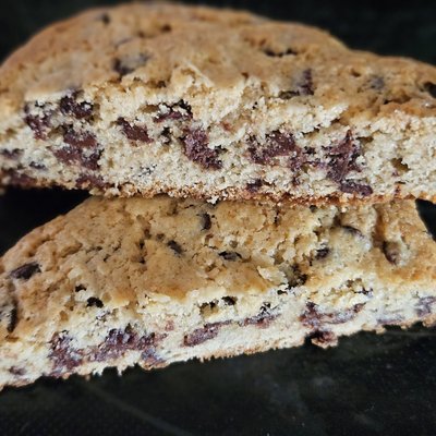 (4) Large Chocolate Chip Scones 