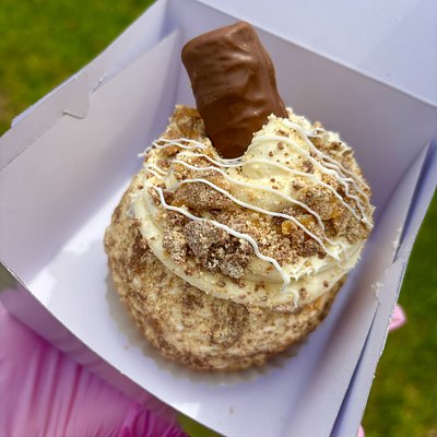 Twix Cheesecake Stuffed Apple