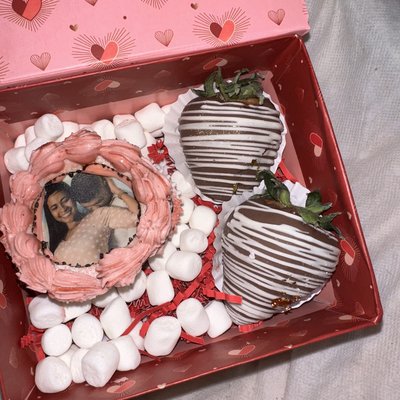 VALENTINE BURN AWAY CUPCAKE & 2 STRAWBERRIES BOX