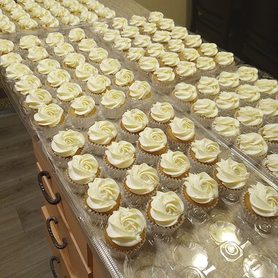 Vanilla Cupcakes w/ Buttercream Icing