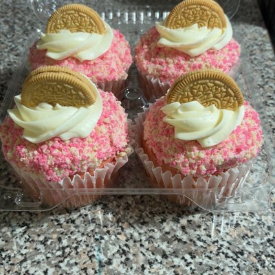8 Count Strawberry Crunch  Crunch cream cheese Frost (Preorderonly)