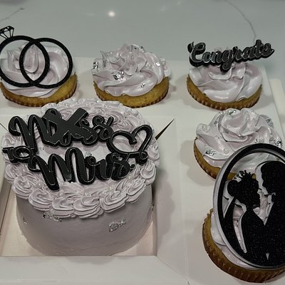 4in Bento Cake With 5 Cupcakes