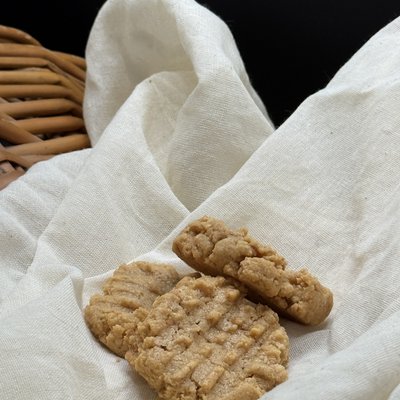 6 Peanut Butter Cookies