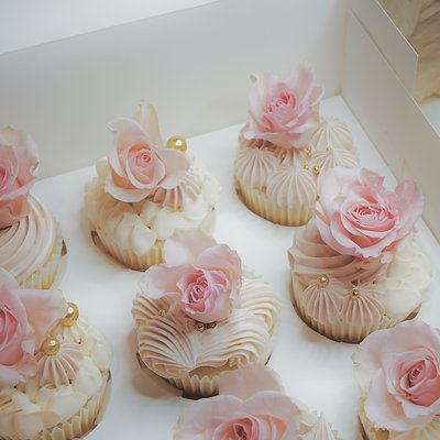 Cupcakes (with a specialty filling)
