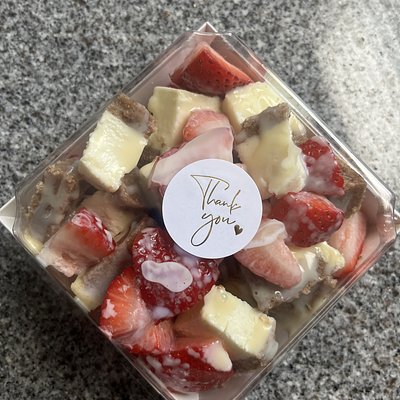 Chopped strawberries & cheesecake tray 