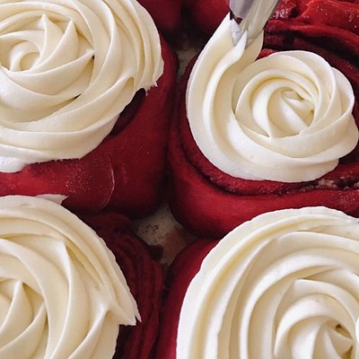 Red Velvet Cinnamon Rolls Cream Cheese Frosting (6)