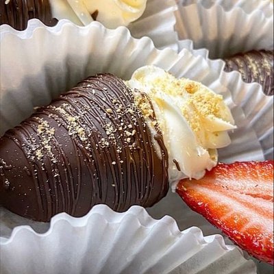 Cheesecake Stuffed Strawberries | Dipped In Chocolate 