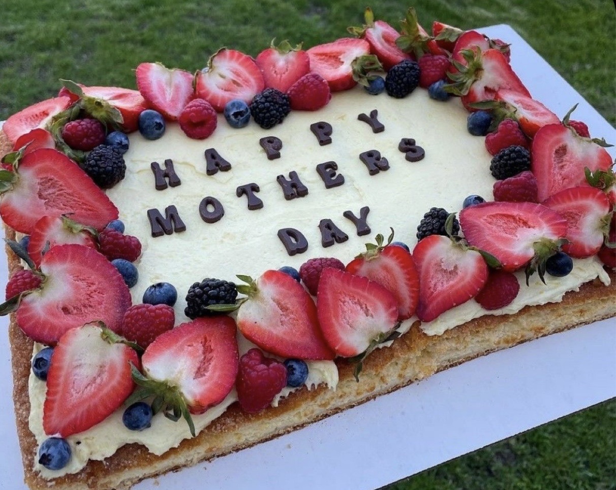 Churro Cheese Cake With Chocolate Covered Strawberries