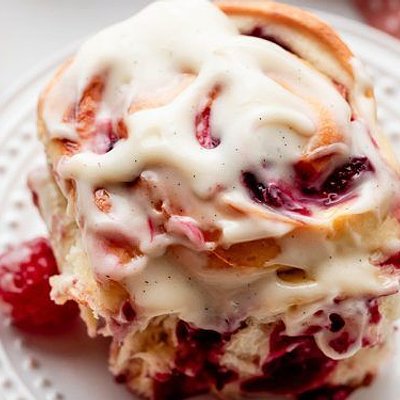 Raspberry Cinnamon Rolls (4)