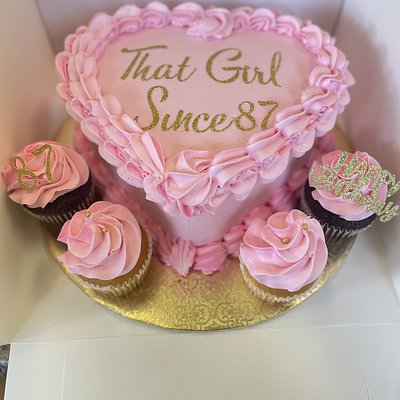 Heart Shaped Cake And  4 Cupcakes 