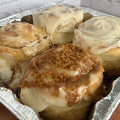 Ooey Gooey Cinnamon rolls ( 4- Pack)