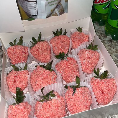 (12) Strawberries with toppings (no Fondant /image Customs)