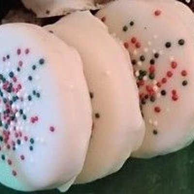 Ritz Crackers With Peanut Butter Dipped In White Chocolate 