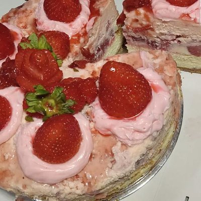 Triple Decker Strawberry Cheesecake 9"(seasonal)