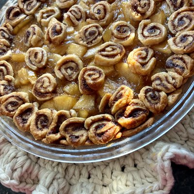 Cinnamon Roll Apple Pie