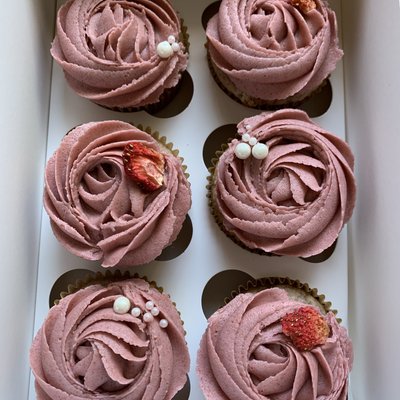 12 Gourmet Cupcakes