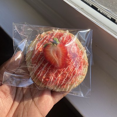 6 Strawberry Crunch Cookies