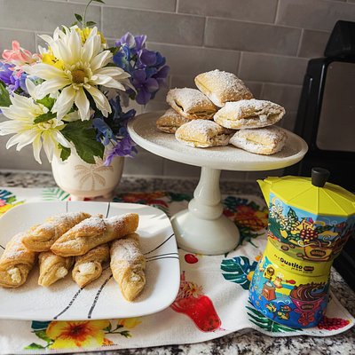 Pastry Variety Pack (2 Mini Guavas, 2 Mini Quesitos,  2 Mini Guava Quesitos)