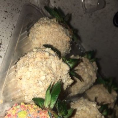 6 Cinnamon Toast Crunch Chocolate Covered Strawberries 