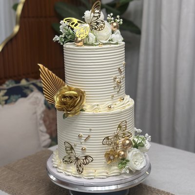 Custom Cake Tiered 8" and 6"