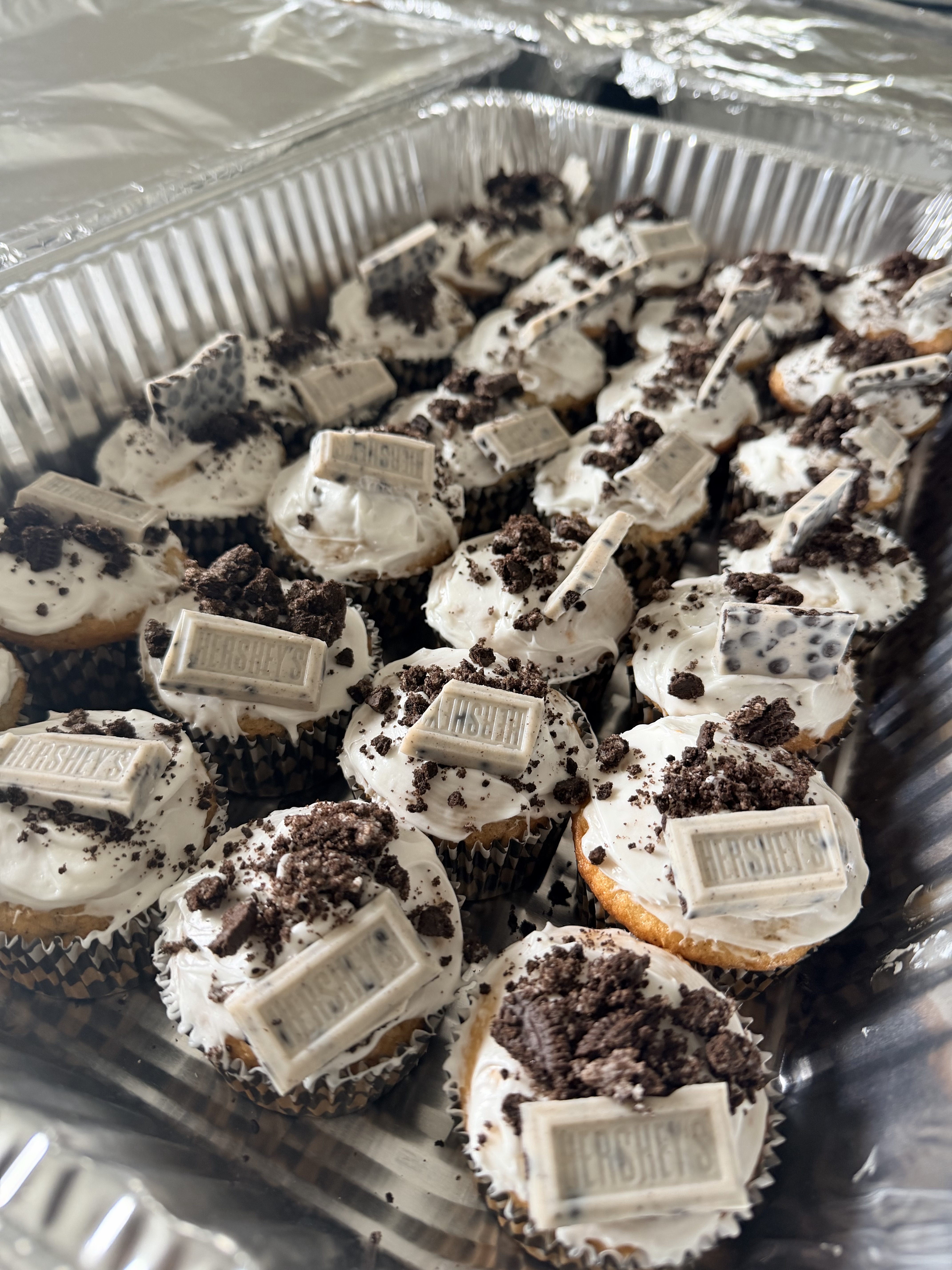 COOKIES N CREAM CUPCAKES