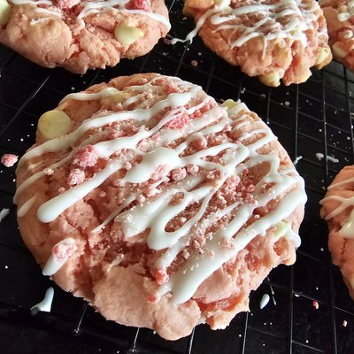 Strawberry White Chocolate Crunch Cookies 