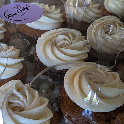 Pumpkin Cupcakes W/Cream Cheese Frosting (1 Dozen)