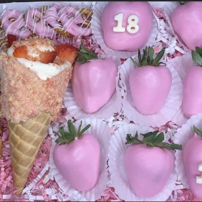 Basic Chocolate Covered Strawberries  (12)