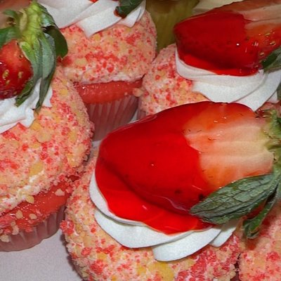 Strawberry Crunch Cupcakes 