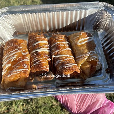 NOW COMES WITH FOUR EGG ROLLS And Peach Cobbler Cheesecake Dip‼️Peach Cobbler Egg rolls W/ Peach Cobbler Cheesecake Dip (pick Drizzle) 