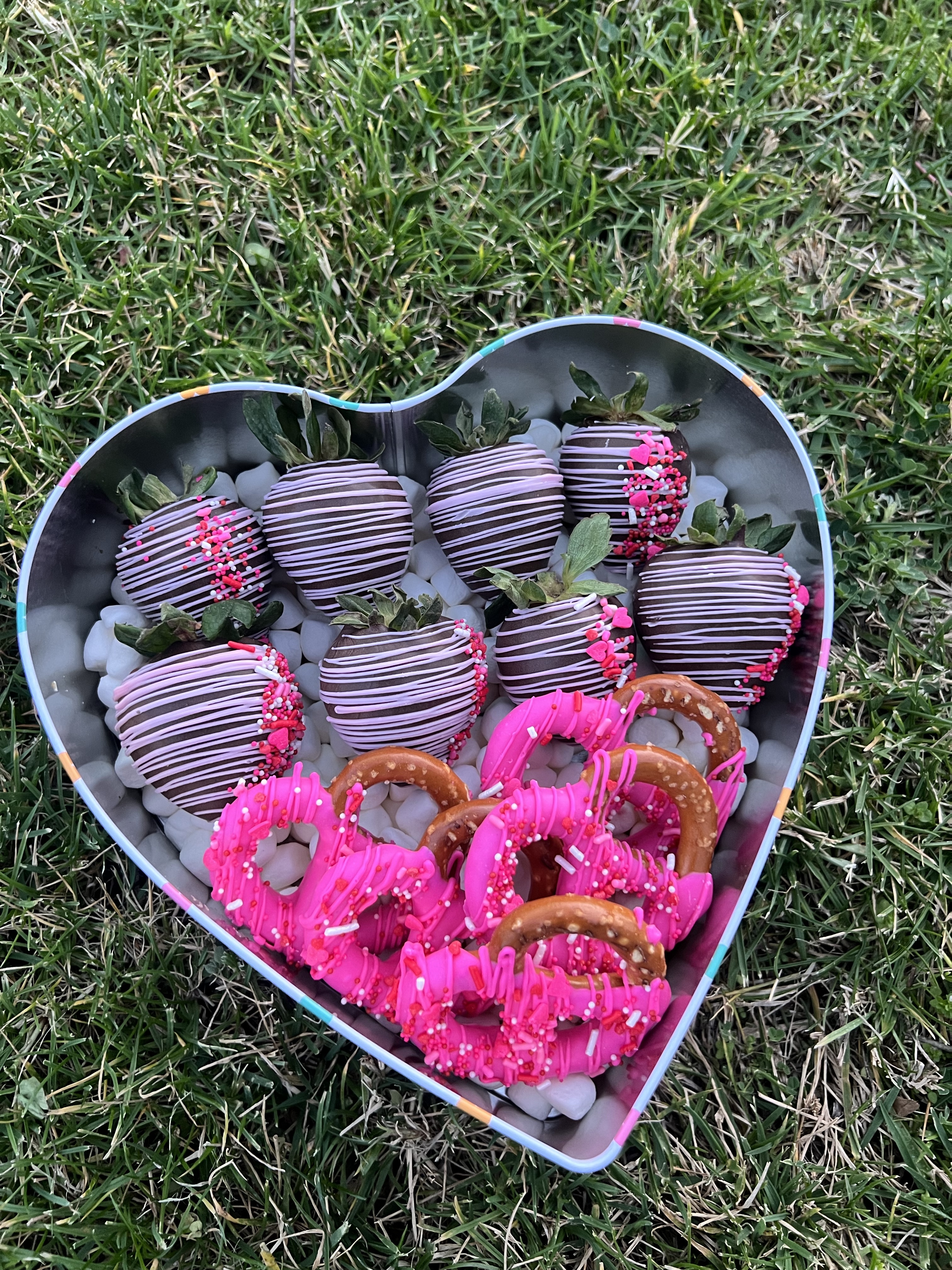 8ct Strawberry Heart Tin 