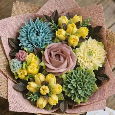 Classic Floral Bouquet -7 Cupcakes