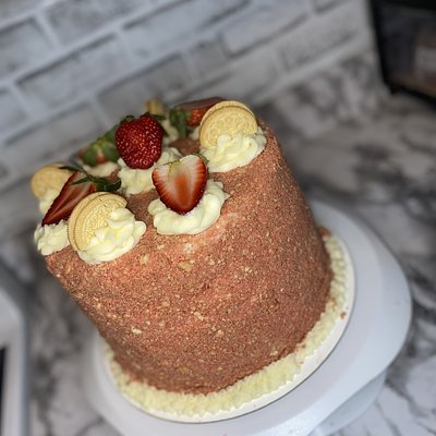 Strawberry Crunch Cake (Round)