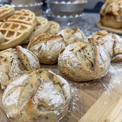 Crusty Sourdough Dinner Rolls 6ct