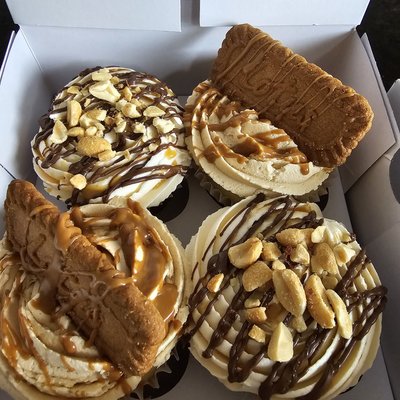 4 Pk Jumbo Cupcakes (1 Flavor)