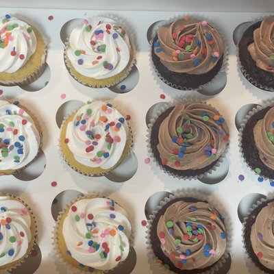 Basic Vanilla And Chocolate Cupcakes 1 Dozen 