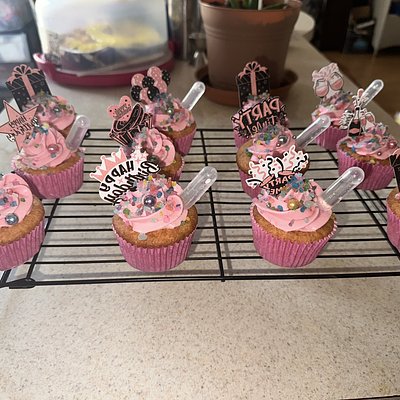 Strawberry 🍓 Cheesecake 🧁with Tiny Vodka Shots