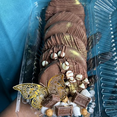 Chocolate Covered Pineapples 6 For $24 (DONT FORGET TO ADD YOUR CANDY AND/OR NUT TOPPINGS!🍫)