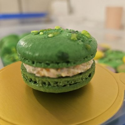 Crunchy Fruity Pebbles macarons 
